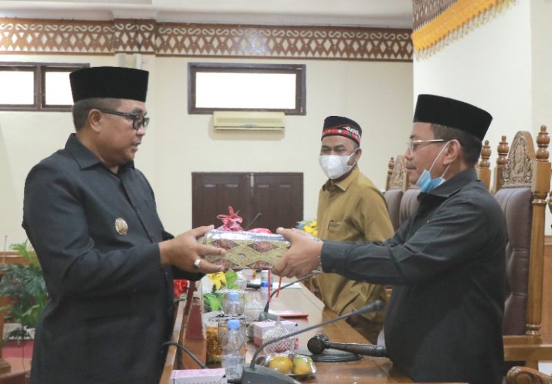 Bupati Aceh Barat, Ramli MS menyerahkan  Rancangan qanun tentang APBK Perubahan Kabupaten Aceh Barat kepada pimpinan DPRK Aceh Barat