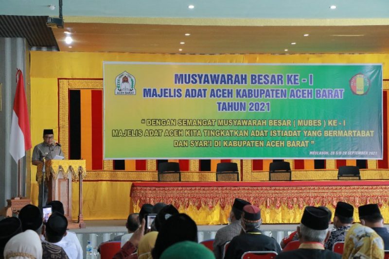Bupati Aceh Barat, Ramli MS membuka Mubes MMA Kabupaten setempat