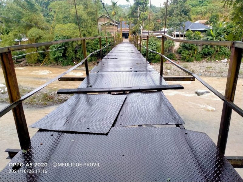 Jembatan gantung Geunie, Gampong Beungga, Kecamatan Tangse, Pidie, Propinsi Aceh, yang dibangun sekitar tahun 1982, kini kondisinya memprihatinkan.