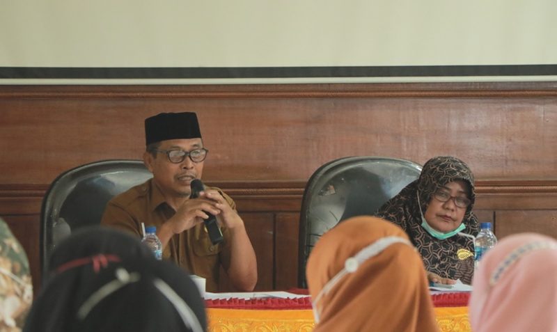 Asisten Administrasi Umum Setdakab Aceh Barat, Marwandi membuka kegiatan sosialisasi sunting