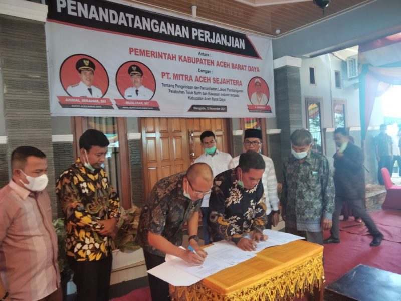 Bupati Abdya, Akmal Ibrahim atasnama Pemkab Abdya dengan PT Mitra Aceh Sejahtera (anak dari PT. Servo Group) atas nama Direktur Utama, A.Budiman menandatangani perjanjian pengelolaan pelabuhan teluk Surin di pendopo bupati setempat.