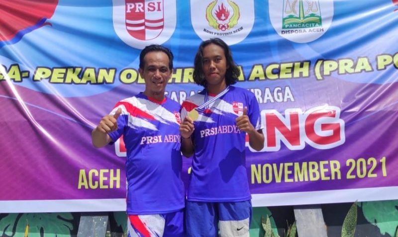 Ketua Persatuan Renang Seluruh Indonesia (PRSI) Abdya, Romy Syahputra diabadikan bersama peraih medali emas Pra-PORA, M. Febrian Nugroho