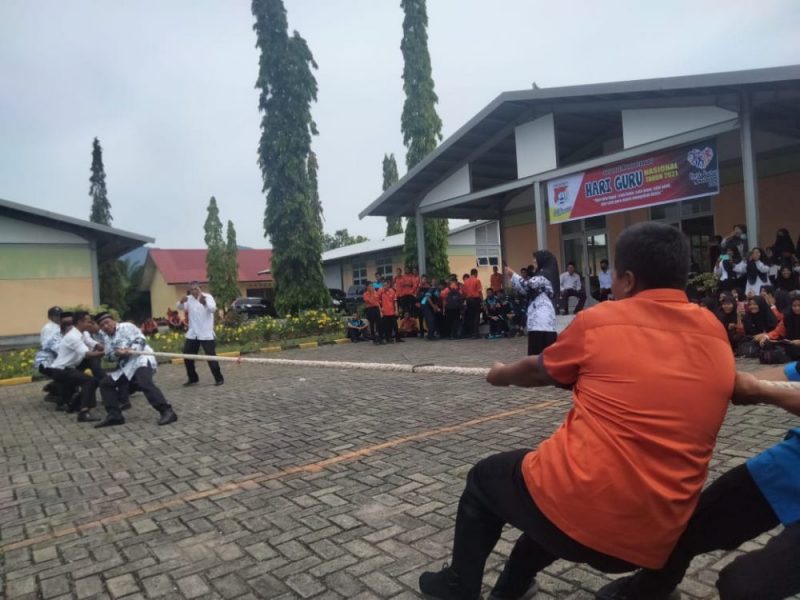 Perlombaan tarik tambang antara dewan guru dengan siswa dalam rangka memeriahkan hari guru tahun 2021 di SMK Negeri 1 Abdya