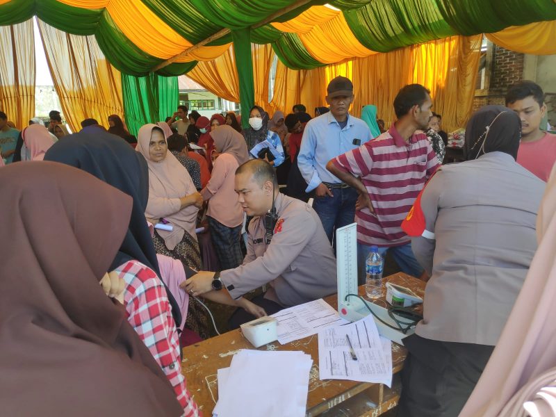 Petugas Kesehatan Biddokes Polda Aceh menyuntikkan vaksin kepada warga saat kegiatan vaksinasi massal Polda Aceh bekerja sama dengan Bank Aceh di Desa Manggra, Kecamatan Indrapuri, Aceh Besar, Sabtu (4/12/2021).