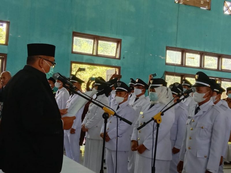 Bupati Aceh Singkil mengambil sumpah dan melantik Keuchik se-Aceh Singkil serentak