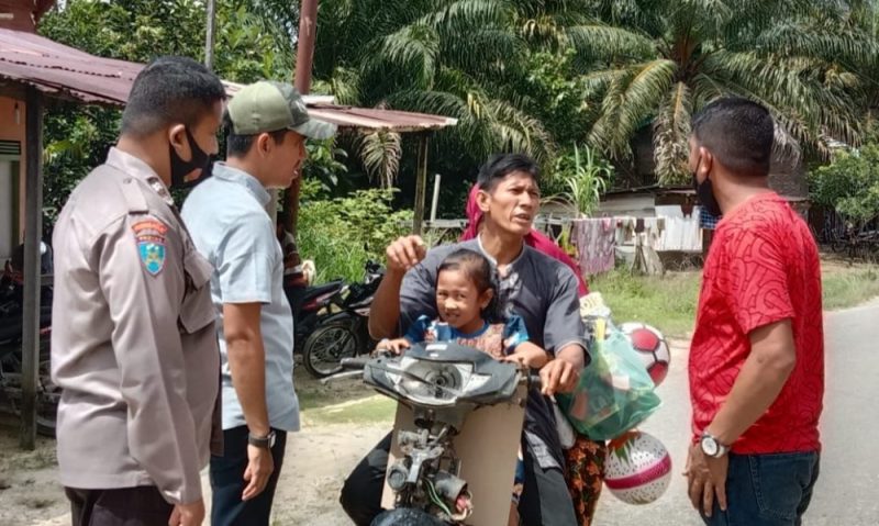 Petugas saat mengarahkan warga ikut vaksinasi di depan Kantor Camat Kota Baharu