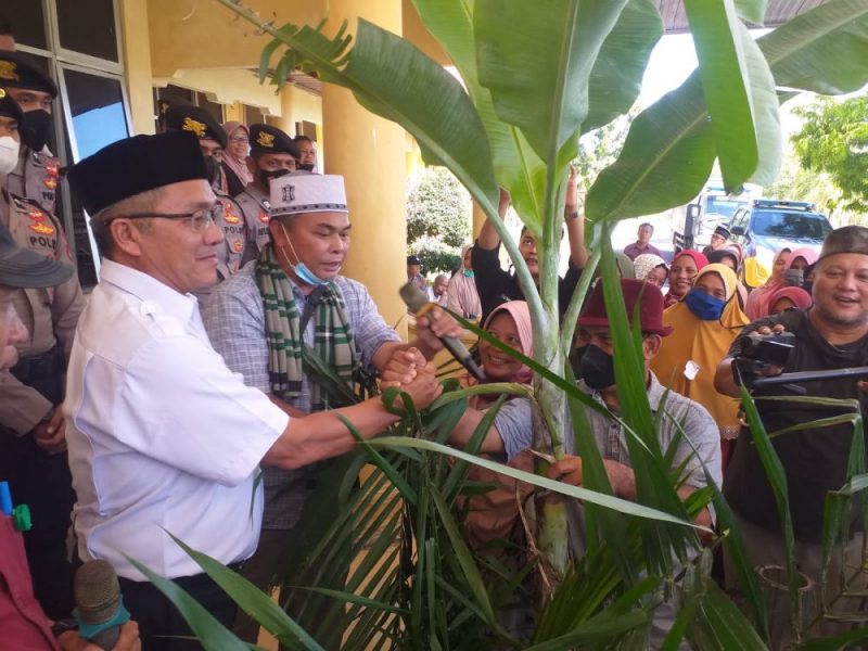 Masyarakat menyerahkan batang kelapa sawit dan pisang kepada Sekda Aceh Singkil sebagai pertanda tanaman mereka yang sudah ditanam dibongkar oleh perusahaan perkebunan PT Napasindo/Ubertraco