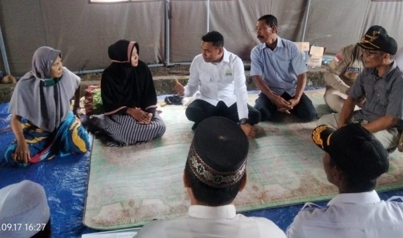 Safarudin berbincang bersama warga korban kebakaran di Gampong Ladang Kecamatan Susoh 