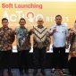 Dari kiri, Kepala Sub Bagian Pengawasan Bank OJK, Faisal Tamara, Direktur Kepatuhan Bank Aceh, Yusmal Diansyah, Komisaris Utama Bank Aceh, Taqwallah, Direktur Dana dan Jasa Bank Aceh, Amal Hasan, dan Asisten Direktur Kepala Tim Implementasi KEKDA, Leni Novita mengacungkan jari membentuk logo Action, pada soft launching Action Bisnis, di Gedung Action Center Banda Aceh, Kamis (10/11/2022).