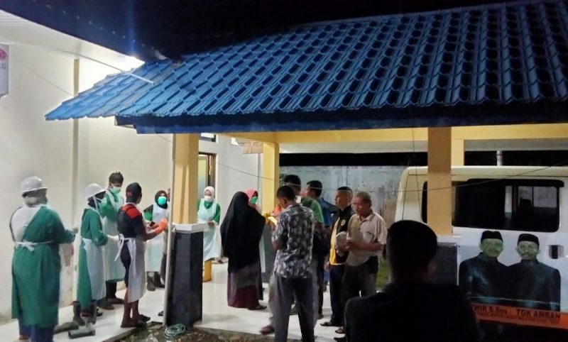 Pihak keluarga saat mendengar penjelasan dari dokter di lokasi kamar jenazah RSUD Teungku Peukan 