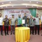T Andhika Risma Putra (tengah), Nasabah Bank Aceh Melakukan Penandatanganan Simbolis Akad Pembiayaan KUR. Penandatanganan turut disaksikan oleh Komisaris Utama Bank Aceh, Taqwallah, Direktur Operasional, Lazuardi, Pemimpin Divisi UKM Center, Iskandar, Pemimpin Divisi PMO, Abdur Rafur, Pemimpin Kantor Pusat Operasional, Fadhil Ilyas, dan Wakil Pemimpin KPO, Rasyidin dan Tarmizi Zakaria di Banda Aceh, beberapa waktu lalu.