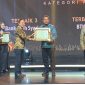 Direktur Dana dan Jasa Bank Aceh, Amal Hasan, menerima penghargaan BPKH Banking Award yang diberikan kepada Bank Aceh untuk kategori Mitra Penempatan Terbaik Ketiga untuk Kategori Bank dengan aset di atas Rp 20 triliun. Penghargaan diberikan di Jakarta, Senin (19/12/2022).