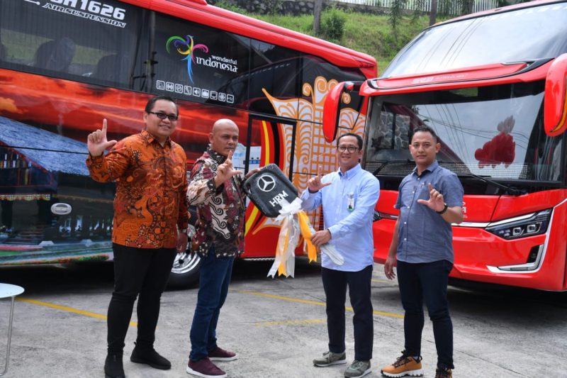 Pemimpin Bank Aceh Cabang Medan, Doni Rachman (dua kiri) menyerahkan secara simbolis 6 bus baru kepada Direktur Utama PT JRG, T Rival Amiruddin (dua kanan). Penyerahan disaksikan BM Dealer PT Hartono Raya Motor, Didie Prastowo (kiri) dan Supervisor Sales Cabang, Hendi Wibowo (kanan), di Semarang, Jawa Tengah, Selasa (7/2/2023).