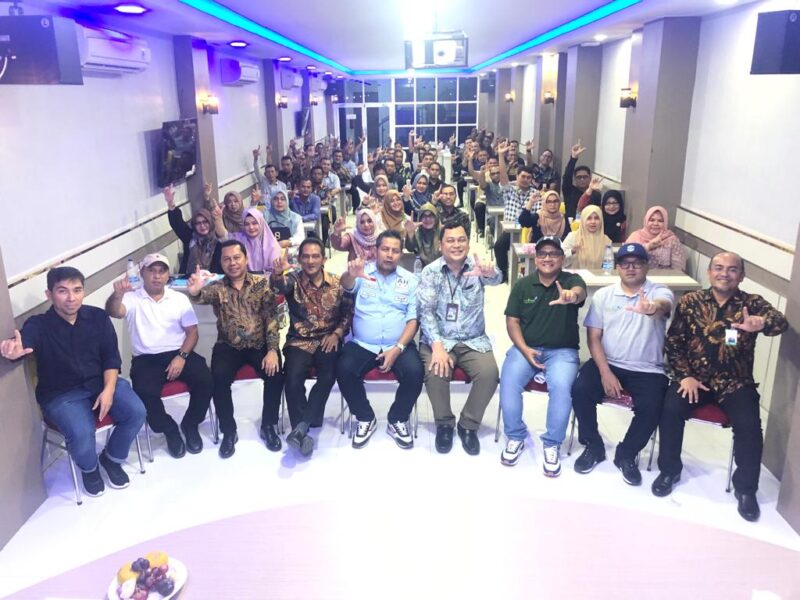 Direktur Dana dan Jasa Bank Aceh, Amal Hasan, Direktur Kepatuhan, Yusmaldiansyah, didampingi Pemimpin Divisi UMKM, Iskandar dan Pemimpin Lembaga Pendidikan Bank Aceh, Said Zainal Abidin pada kegiatan Pelatihan Pembiayaan KUR Syariah, di Lhokseumawe, Sabtu (25/02/2023) yang DIikuti oleh 200 Tenaga Pemasar (AO) dan Manajer Seluruh Cabang. Turut Hadir Pemimpin Bank Aceh Cabang Lhokseumawe Merdeka, Taufik Saleh, Pemimpin Bank Aceh Cabang Samudera Lhokseumawe, Baihaqi, dan Pemimpin Cabang Bireuen, Junaidi Ramli.