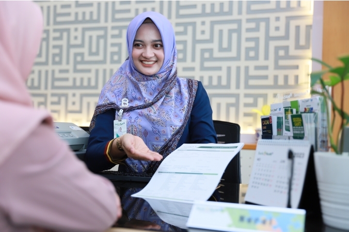 Karyawati Bank Aceh saat melayani nasabah di Kantor Bank Aceh Cabang Banda Aceh, Selasa (21/03/2023).