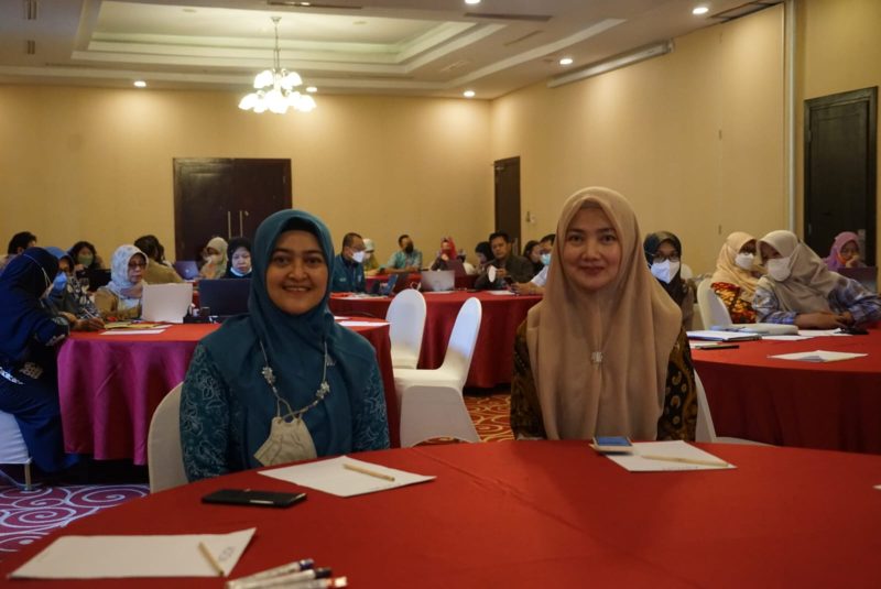 Ketua Penjabat TP PKK Aceh, Ayu Chandra Febiola Nazua bersama Anggota Pokja IV TP PKK Aceh, Lisna Andria S.KM, M.KN melakukan foto bersama sebelum acara di mulai.