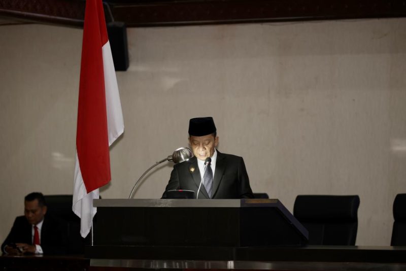 Penjabat Gubernur Aceh Achmad Marzuki memberikan sambutan pada rapat paripurna DPRA Tahun 2023 dalam rangka penyerahan Laporah Hasil Pemeriksaan Badan Pemeriksa Keuangan (LHP BPK) RI atas laporan keuangan Pemerintah Aceh  Tahun Anggaran 2022 di Gedung DPRA Aceh.