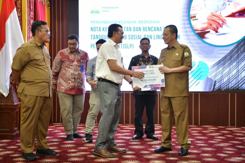 Pj. Gubernur Aceh, Achmad Marzuki didampingi Kepala Bappeda Aceh, T. Ahmad Dadek menerina Donasi Bantuan Kemanusian Kepada Turky dari PT. Bank Syariah Indonesia, PT. Mifa Bersaudara, PT. Solusi Bangun Andalas dan PT. Medco E&P Malaka di Pendopo Gubernur Aceh, Senin, 17/04/2023.