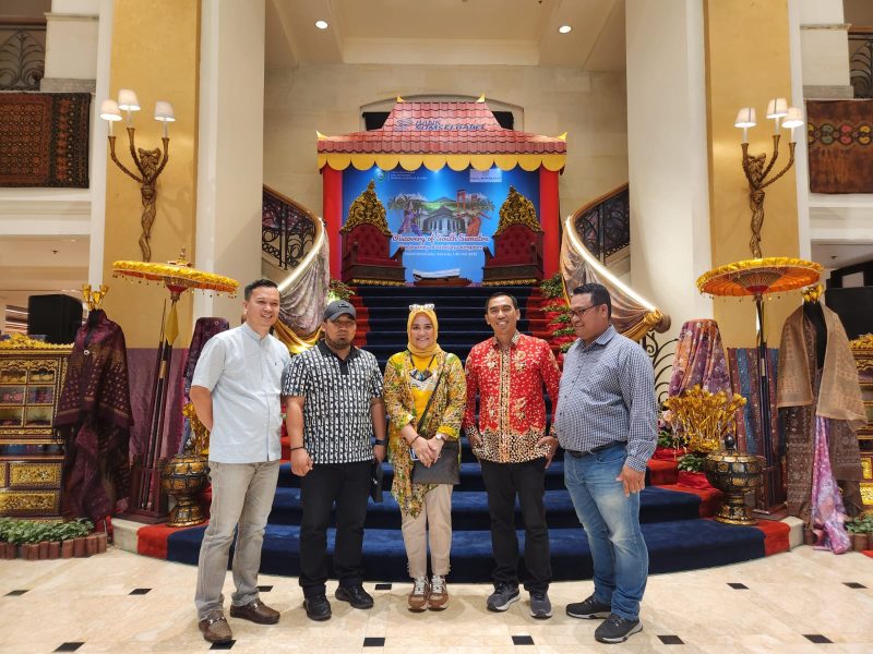 Pj Bupati Aceh Besar, Muhammad Iswanto SSTP MM foto bersama pada Discovery of South Sumatera yang juga dihadiri dan dibuka oleh Nur Asia Uno yang juga isteri Sandiaga Uno, Menteri Pariwisata dan Ekonomi Kreatif (Menparekraf) RI, di Jakarta, Minggu (14/05/2023).