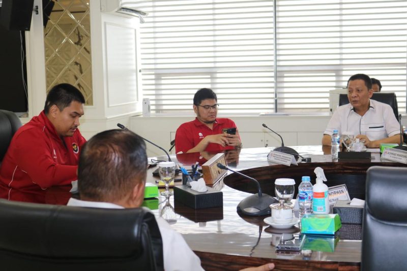 Penjabat Gubernur Aceh Achmad Marzuki bersama rombongan antara lain Ketua Umum KONI Pusat Letjen (Purn) Marciano Norman, Kepala Dinas Pemuda dan Olahraga Aceh, Dedy Yuswady, AP serta Sekretaris Umum KONI Aceh, M Nasir Syamaun yang juga Wakil Sekretaris Pengurus Besar (PB-PON) Aceh-Sumut dan sejumlah rombongan lainnya melakukan foto bersama usai menggelar rapat di Kemenpora, 7 Juni 2023. (Foto: Humas BPPA)