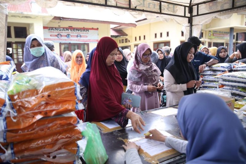 Masyarakat Kecamatan Simpang Tiga, Aceh Besar tertib antri untuk membeli paket sembako murah yang digelar Pemkab Aceh Besar bekerjasa sama dengan Disperindag Aceh serta Bulog Aceh, di Halaman Kantor Camat Simpang Tiga, Jum'at (16/06/2023) pagi.