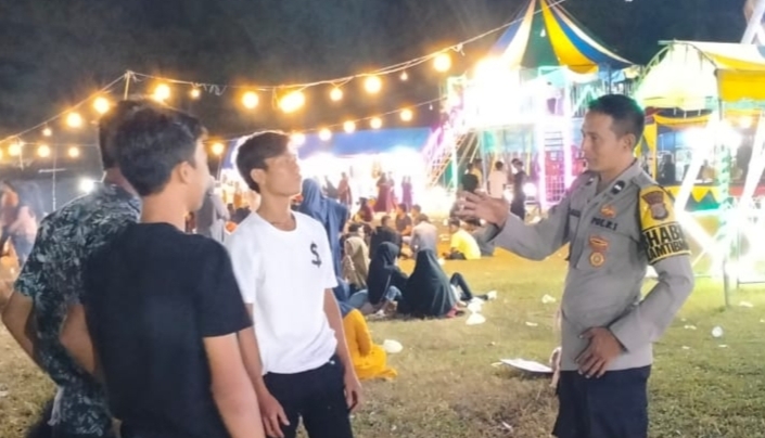 Aipda Surya Adi Jaya berdialog langsung dengan pengunjung pasar malam