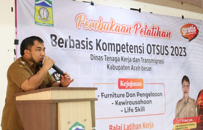 Pj Bupati Aceh Besar Muhammad Iswanto, S.STP MM memberi sambutan sekaligus membuka pelatihan Berbasis Kompetensi Otsus 2023 di Aula BLK Disnakertrans Kabupaten Aceh Besar, Selasa (4/7/2023).