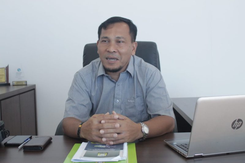 Kepala DPMPTSP Agus Husni, SP menyampaikan kondisi terkini MPP Aceh Besar pasca Lebaran Idul Adha di Ruangannya di MPP Aceh Besar, Lambaro, Kecamatan Ingin Jaya, Rabu (5/7/2023).