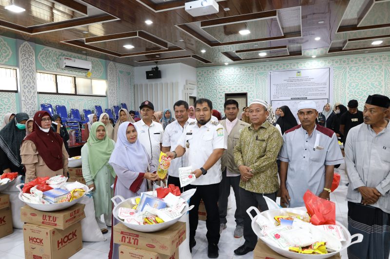 Pj Bupati Aceh Besar Aceh Besar Muhammmad Iswanto S.STP, MM didampingi Kadis Sosial Aceh Besar Bahrul Jamil SSos MSi menyerahkan Bantuan Usaha Ekonomi Produktif (UEP) kepada 63 Kelompok Penerima Manfaat (KPM) di Aula Dinas Sosial Aceh Besar, Kota Jantho, Rabu (5/7/2023). 