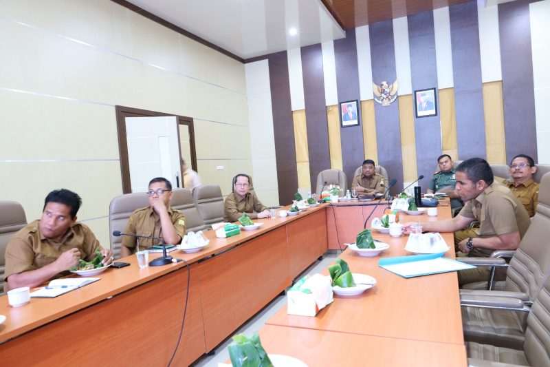 Pj Bupati Aceh Besar Aceh Besar Muhammmad Iswanto S.STP, MM yang diwakili Sekdakab Aceh Besar Drs. Sulaimi, M.Si, bersama unsur Forkopimda, TNI, Polri, pejabat BPS, dan OPD terkait mengikuti zoom meeting terkait dengan koordinasi pengendalian inflasi daerah dengan Menteri Dalam Negeri Prof Tito Karnavian di ruang rapat Lantai III Kantor Bupati Aceh Besar, Senin (10/7/2023). 