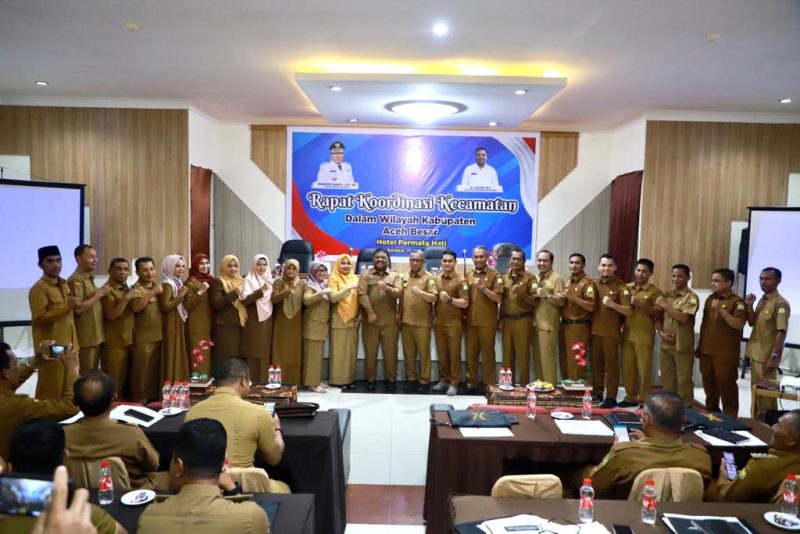 Pj Bupati Aceh Besar Muhammad Iswanto S.STP MM yang diwakili Sekdakab Drs Sulaimi MSi foto bersama seluruh peserta Rapat Koordinasi Kecamatan se-Aceh Besar di Aula Hotel Permata Hati, Kecamatan Ingin Jaya, Selasa (11/7/2023). 