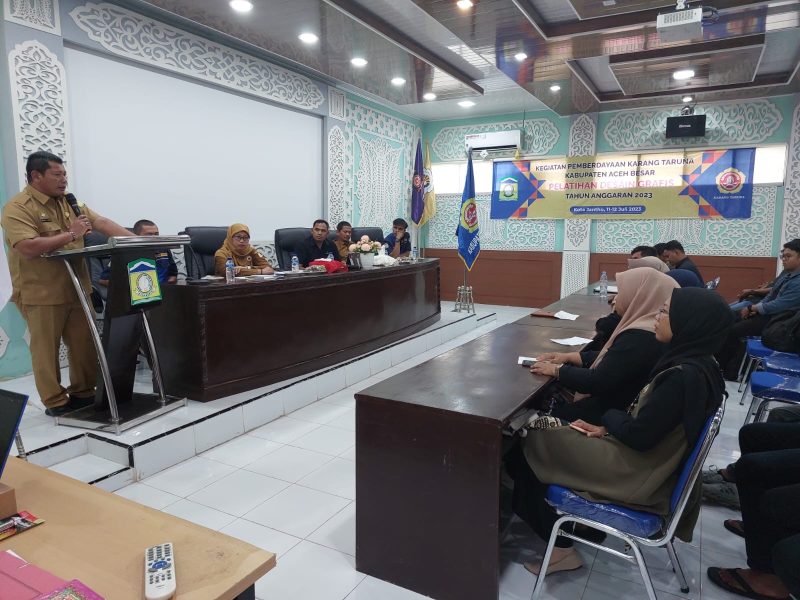 Kepala Dinas Sosial Kabupaten Aceh Besar Bahrul Jamil,S.Sos,M.Si membuka pelatihan Pemberdayaan Karang Taruna di Aula Dinas Sosial, Selasa (11/7/2023). 