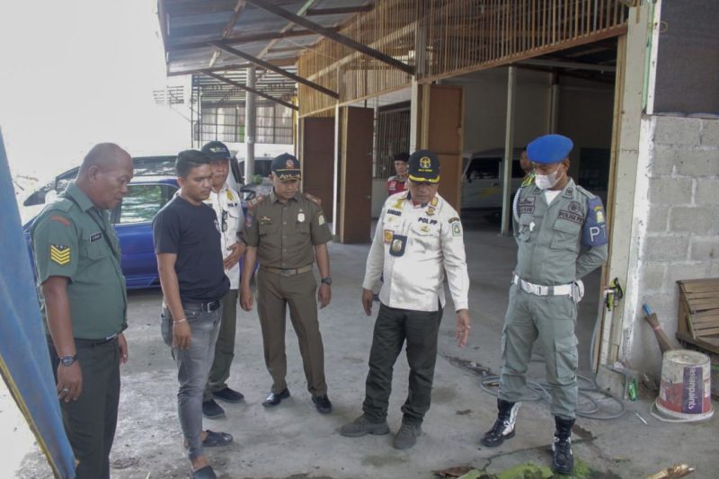 Personil Satpol PP Aceh Besar bersama Forkopimcam Darul Imarah memberikan surat teguran ketiga kepada pemilik bangunan liar atau kios liar yang berada didepan toko dan diatas irigasi disepanjang jalan Muhammad Hasan, Darul Imarah, Aceh Besar, Rabu (12/7/2023).