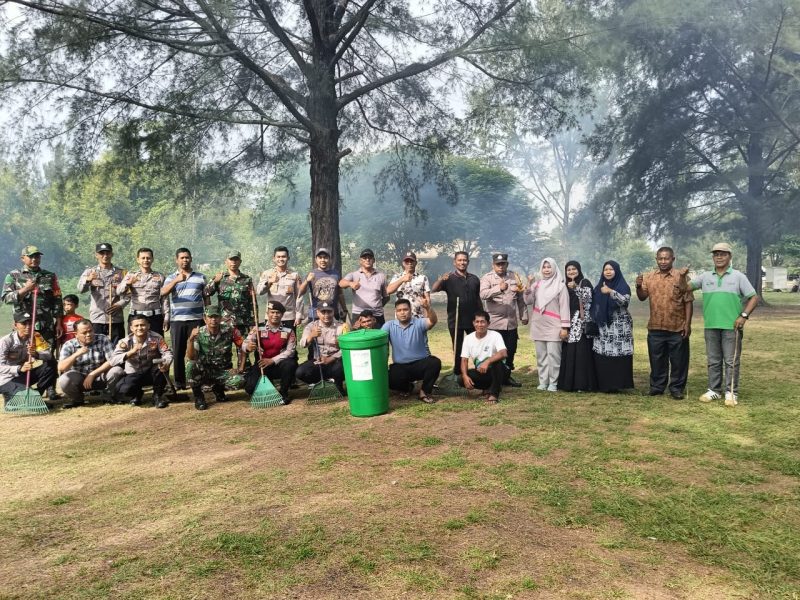 Kadisparpora bersama anggota Polri foto bersama usai melakukan pembersihan Pantai Lampuuk, Kecamatan Lhoknga, Kamis (13/7/2023).