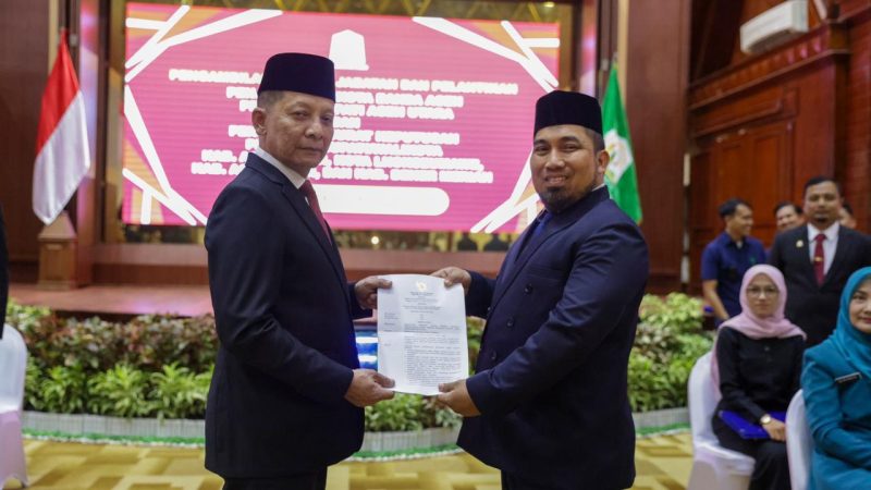 Pj Bupati Aceh Besar Muhammad Iswanto SSTP MM menerima SK perpanjangan masa jabatan dari Pj Gunernur Aceh Achmad Marzuki di Anjong Mon Mata, Banda Aceh, Jum'at (14/7/2023) sore.