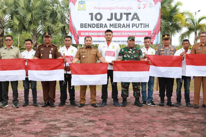 Pj Bupati Aceh Besar Muhammad Iswanto, S.STP MM bersama Kajari Aceh Besar Basril G SH MH, unsur Forkopimda, dan Kepala OPD lainnya melakukan pencanangan (launching) 10 juta Bendera Merah Putih di halaman Kantor Bupati Aceh Besar, Senin (24/7/2023). 