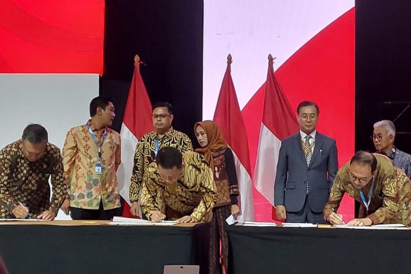 Menteri ESDM, RI, Arifin Tasrif menandatangani  Kontrak Kerja Sama Wilayah kerja Eksplorasi Bireuen-Sigli bersama Pj Gubernur Aceh, Achmad Marzuki dan Kepala BPMA Teuku Mohamad Faisal pada kegiatan the47th IPA Convention & Exhibition di Indonesia Convention Exhibition BSD City, Tangerang Selatan, Selasa (25/7/2023). Pada kegiatan itu juga dilaksanakan Pembukaan simbolis kegiatan oleh Menteri ESDM, didampingi Dirjen Migas, Tutuka Ariadji, PJ Gubernur Aceh, Achmad Marzuki, Presiden IPA, Yuzaini Bin Md Yusof, Kepala SKK Migas, Dwi Sutjipto dan Kepala BPMA, Teuku Mohamad Faisal.