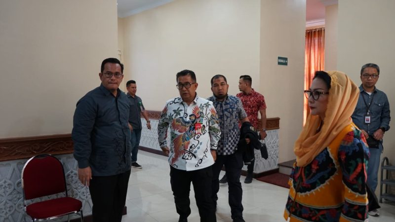 Pj Bupati aceh Besar Muhammad Iswanto SSTP MM mendampingi Direktur Jenderal Otonomi Daerah Kemendagri Akmal Malik, di VIP Bandara Internasional Sultan Iskandar Muda, Blang Bintang. Kamis, (27/7/2023).