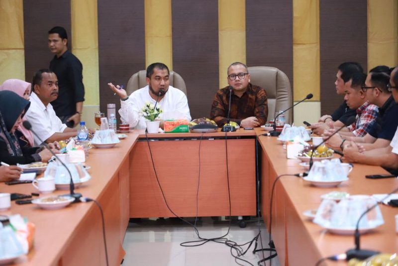 Pj Bupati Aceh Besar Aceh Besar Muhammmad Iswanto S.STP, MM melakukan pertemuan dengan pejabat PT Telkom Group di Aula Kantor Bupati Aceh Besar, Jumat (28/7/2023).