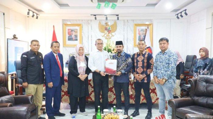 DPR Aceh Serahkan 7 Nama Komisioner KIP Aceh ke KPU Pusat. Foto: Ist