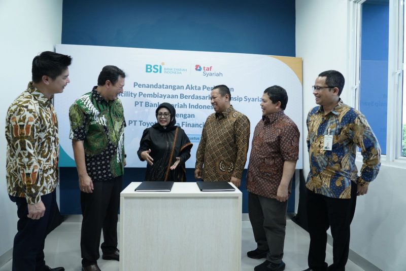 Direktur Sales & Marketing PT Toyota Astra Finance (TAF) Budi Setiawan, Presiden Direktur TAF Agus Prayitno, Dewan Pengawas Syariah TAFS Siti Ma’rifah, Direktur Wholesale & Transaction Banking BSI Zaidan Novari, SVP Corporate Business BSI Buyung I Lukman dan RCEO BSI Aceh Wisnu Sunandar. (Foto: Dok. BSI Aceh)