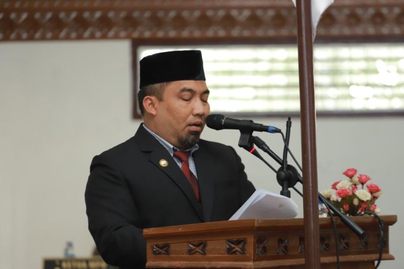 Pj Bupati Aceh Besar Muhammad Iswanto, S.STP MM saat menghadiri Rapat Paripurna DPRK Aceh Besar terhadap Rancangan Qanun Kabupaten Aceh Besar tentang Pertanggungjawaban Pelaksanaan APBK Aceh Besar Tahun Anggaran 2022 dan Rancangan Qanun Kabupaten Aceh Besar tentang Bangunan Gedung dipimpin Ketua DPRK Iskandar Ali MSi, di Gedung DPRK Aceh Besar, Selasa (8/8/2023). 