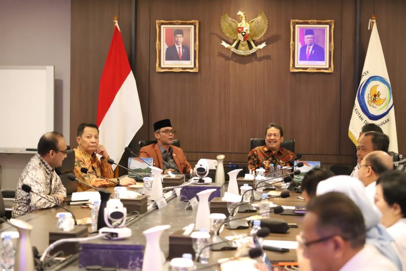 Penjabat Gubernur Aceh, Achmad Marzuki, Anggota DPR RI Fraksi Gerindra, TA Khalid dan Direktur Utama PT Pembangunan Aceh (Pema), Ali Mulyagusdin saat melakukan pertemuan dengan Menteri KKP, Rabu, 23 Agustus 2023.