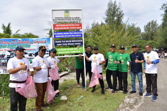 Pj Bupati Aceh Besar Muhammad Iswanto, S.STP.,MM bersama Sekda Aceh Besar Drs Sulaimi MSi dan seluruh Kepala OPD Kembali melakukan aksi 1 jam pungut sampah di Pantai Nipah, Kecamatan Pulo Aceh, beberapa waktu lalu.