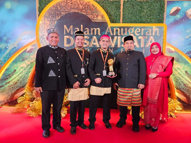 Pj Bupati Aceh Besar, Muhammad Iswanto SSTP MM, bersama Ketua TP PKK Cut Rizky Handayani SIP MM, dan Kadisparpora Abdullah SSos foto bersama usai menerima hadiah Harapan II, malam Anugerah Desa Wisata Indonesia tahun 2023 di TMII Jakarta, Minggu (27/8/2023). 