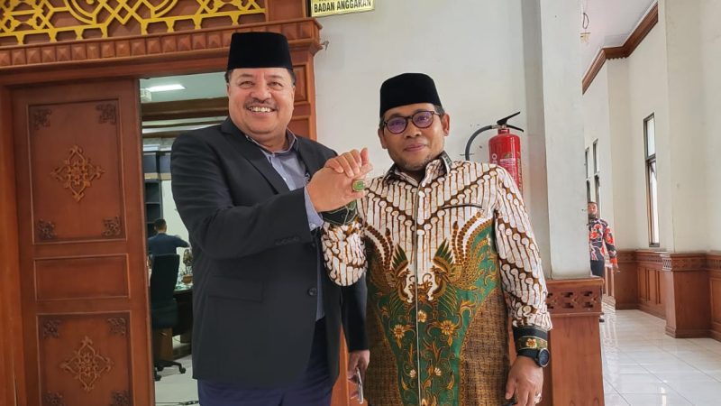 Wakil Ketua DPRA bersalaman dengan Rektor IAIN Takengon usai mendiskusikan tentang peradaban nusantara di Serambi Mekah, Kamis 3 Agustus 2023. Foto: Dok. Istimewa