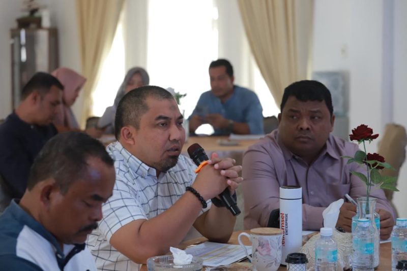 Pj Bupati Aceh Besar Muhammad Iswanto SSTP MM memberikan arahan pada rapat Intensifikasi dan Realisasi PAD di Meuligoe Bupati Aceh Besar, Kota Jantho, Kamis (1/9/2023). 