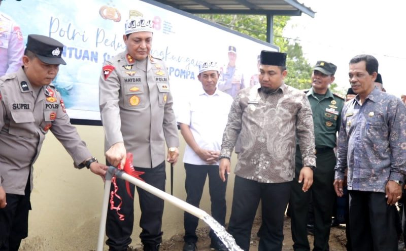 Kapolda Aceh, Irjen Ahmad Haydar didampingi Pj Bupati Aceh Besar dan Kapolres Aceh Besar mengecek dan foto bersama didepan penampungan air bersih bantuan dari Polda Aceh, bertempat di Gampong Lamsie Kecamatan Kuta Cot Glie, Aceh Besar, Kamis (21/9/2023).