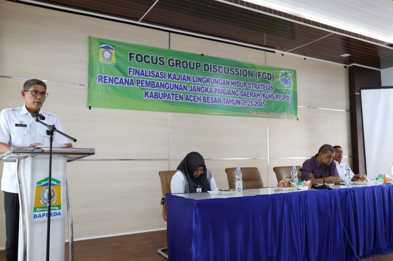 Pj Bupati Aceh Besar Muhammad Iswanto SSTP MM yang diwakili Asisten Administrasi Umum Sekdakab Aceh Besar Jamaluddin SSos MM membuka Focus Group Discusion (FGD) Finalisasi Kajian Lingkungan Hidup Strategis Rencana Pembangunan Jangka Panjang Daerah (KLHS RPJPD) Tahun 2025-2045 Kabupaten Aceh Besar, di Aula Kantor Bappeda Aceh Besar Kota Jantho, Rabu (27/09/2023).