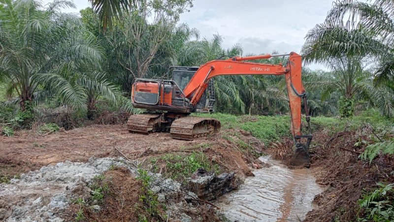 Dibantu alat berat pengerjaan pembangunan jalan penghubung 